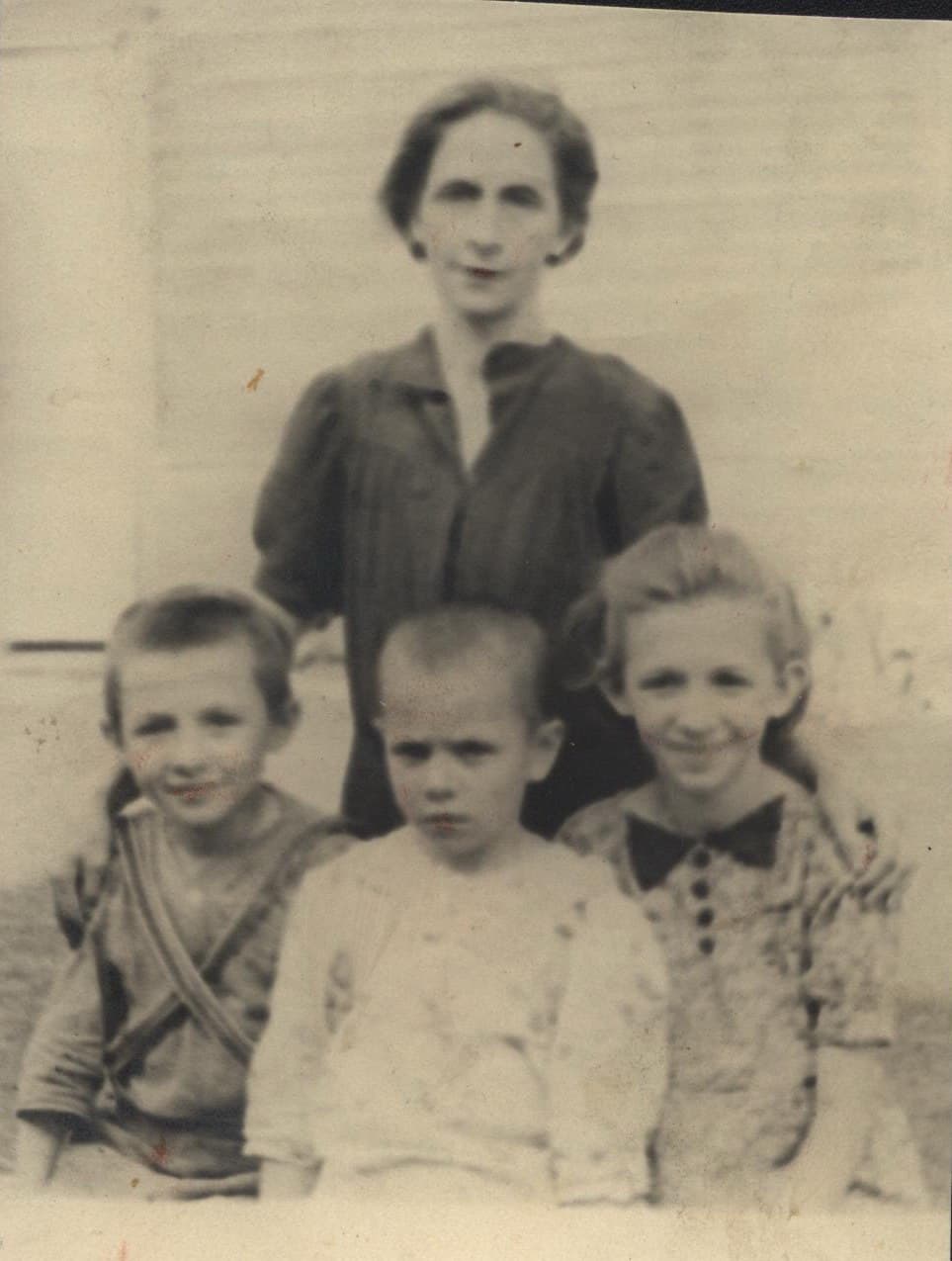Александра Вениаминовна Тимофеева с детьми. Альберт слева. Тамара в центре. Справа Аделина., 1946 год